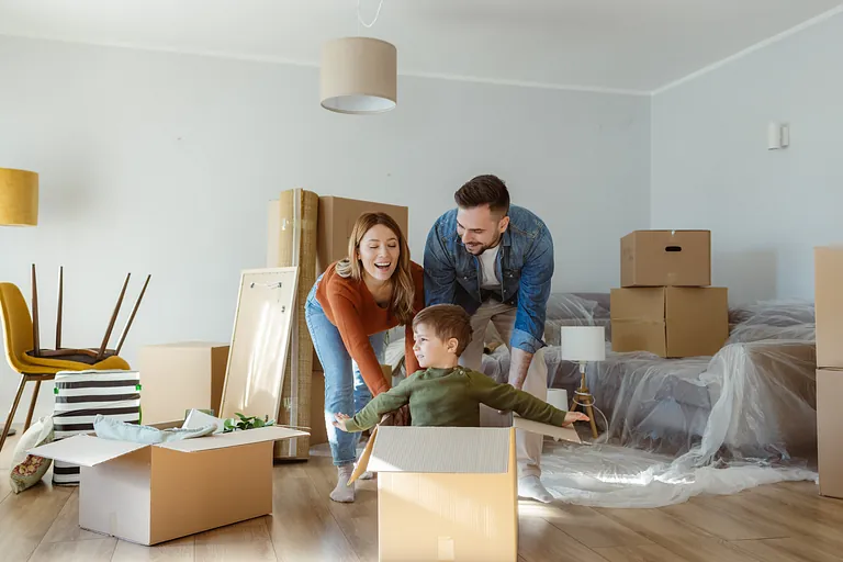 Umzugsunternehmen Gotha - Familie mit kleinem Kind verpacken Kartons für den Umzug