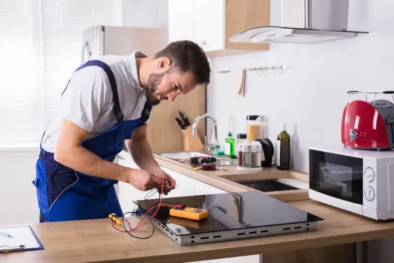 Arbeiter beim Anschließen von Elektrogeräten