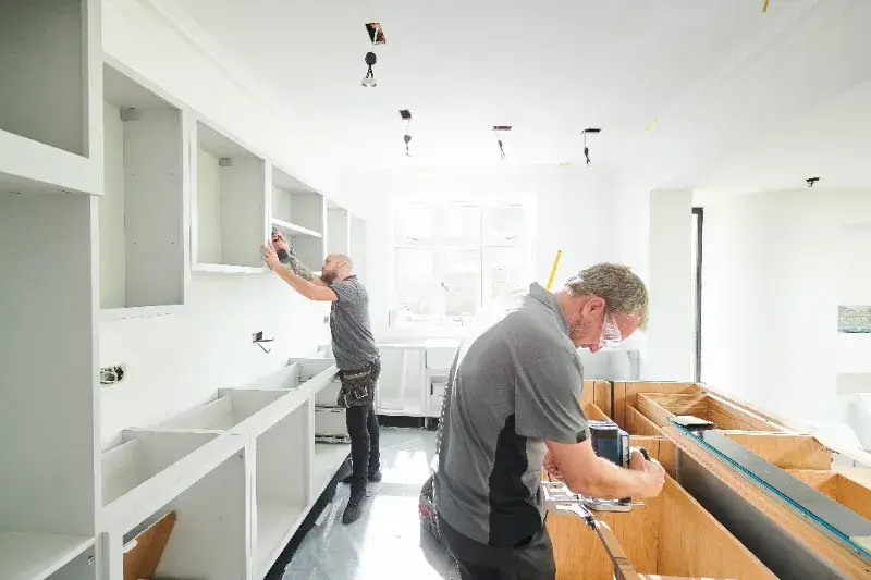 Arbeiter bei der Montage einer Küche