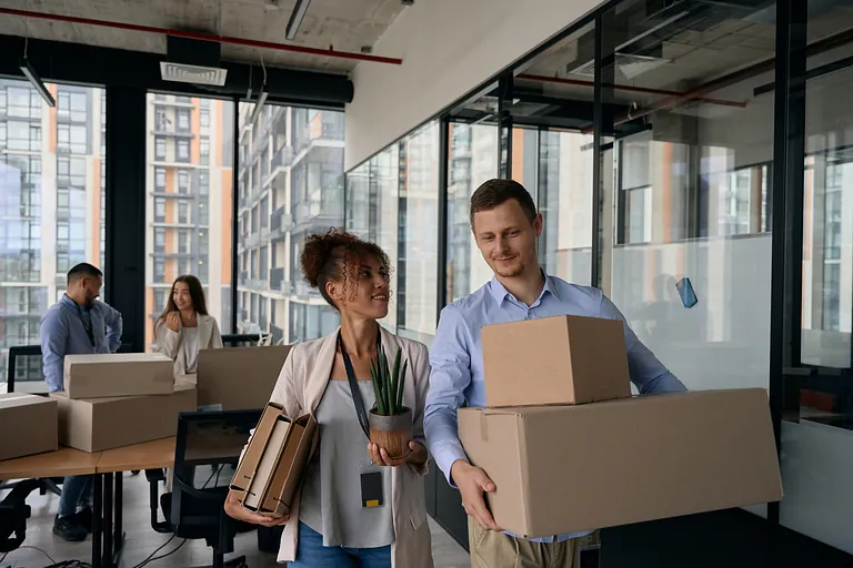 Mitarbeitende tragen Umzugskartons und Büromaterial beim Firmenumzug in Eisenach – professioneller Büroumzug mit moderner Logistik.