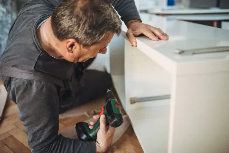 Arbeiter bei der Möbelmontage