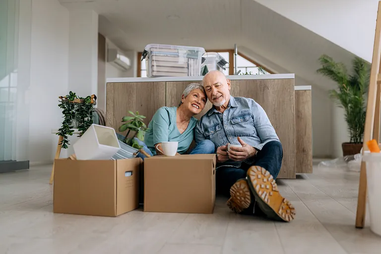 Umzugsunternehmen Gotha - Älteres Paar verpacken Möbel für den Umzug in eine neue Wohnung